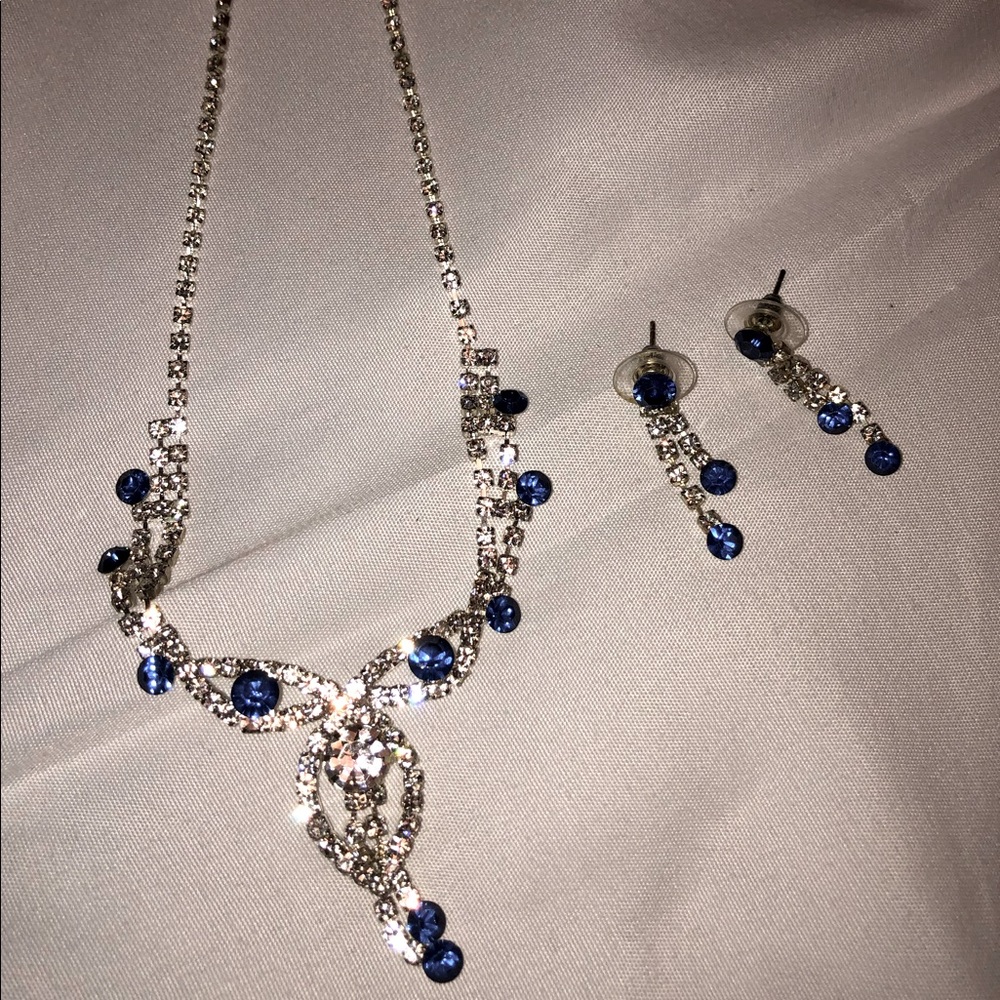 Costume Jewelry Necklace and Earrings 💙